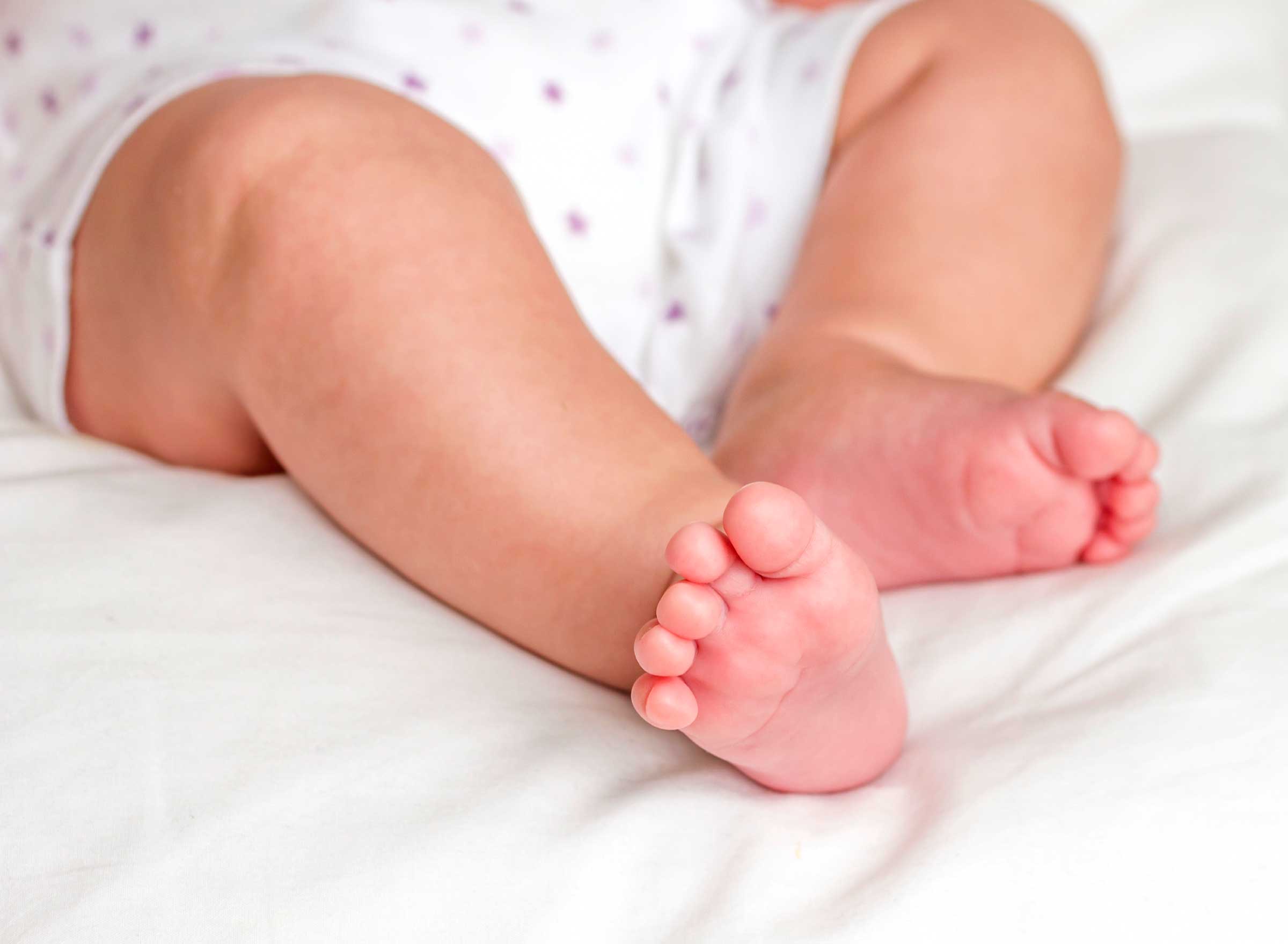 Рука нога когда у ребенка. Ножки новорожденного. Ноги новорожденных детей. Стопа малыша. Пяточки малыша.