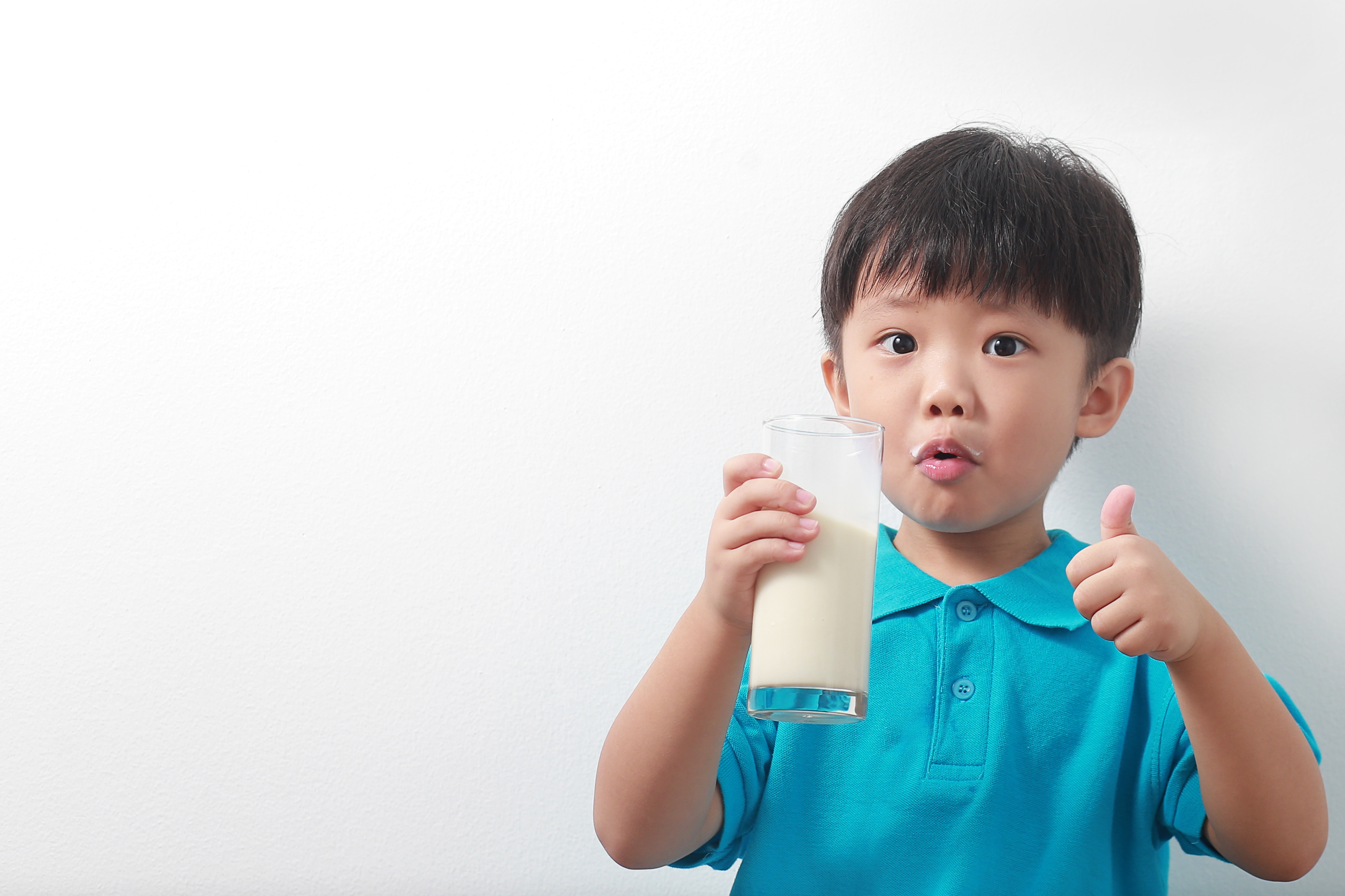 Пьет молоко на английском. Мальчик с молоком. Ребенок пьет молоко. Молоко для детей. Ребенок пьющий молоко.